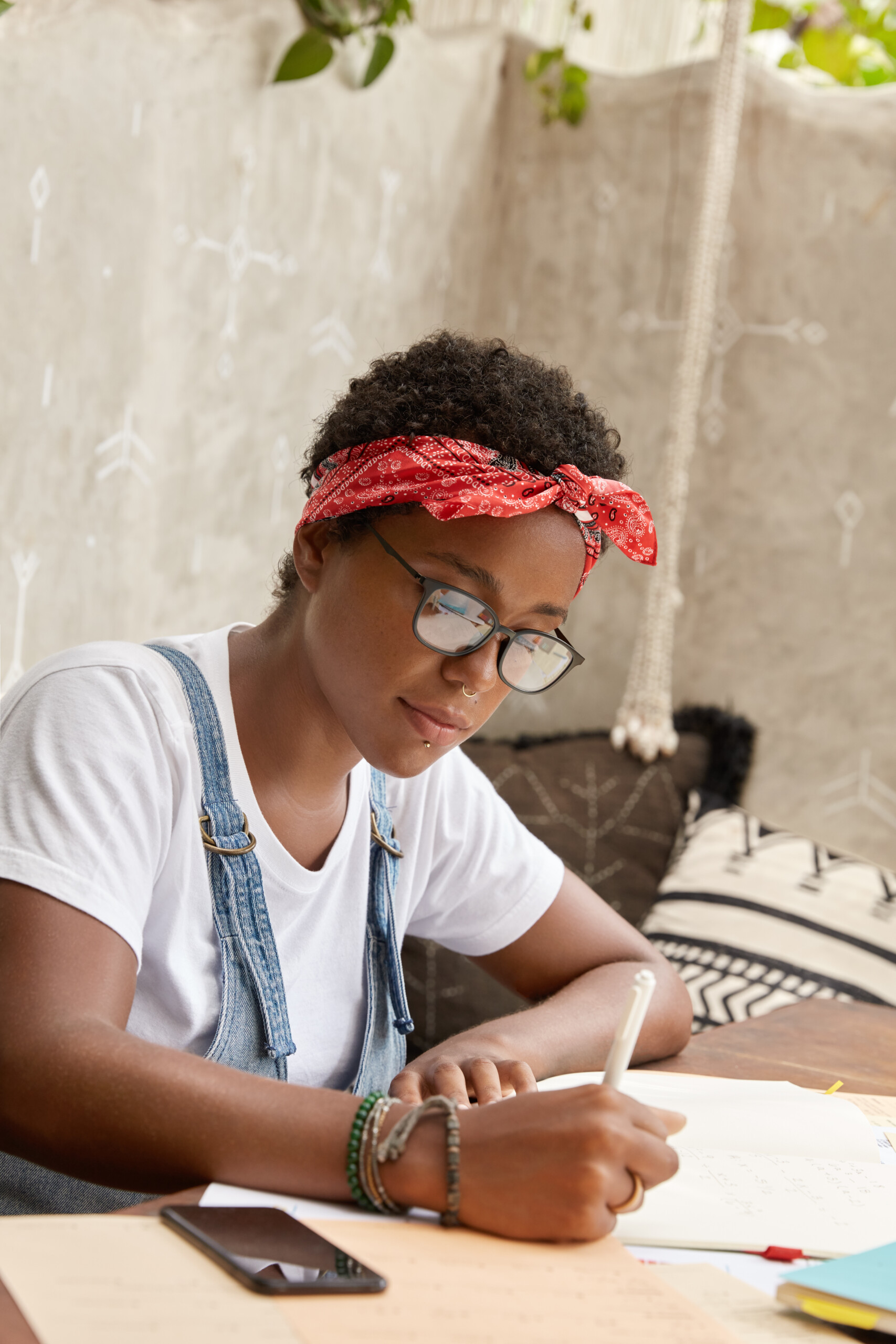 Adolescente concentrée