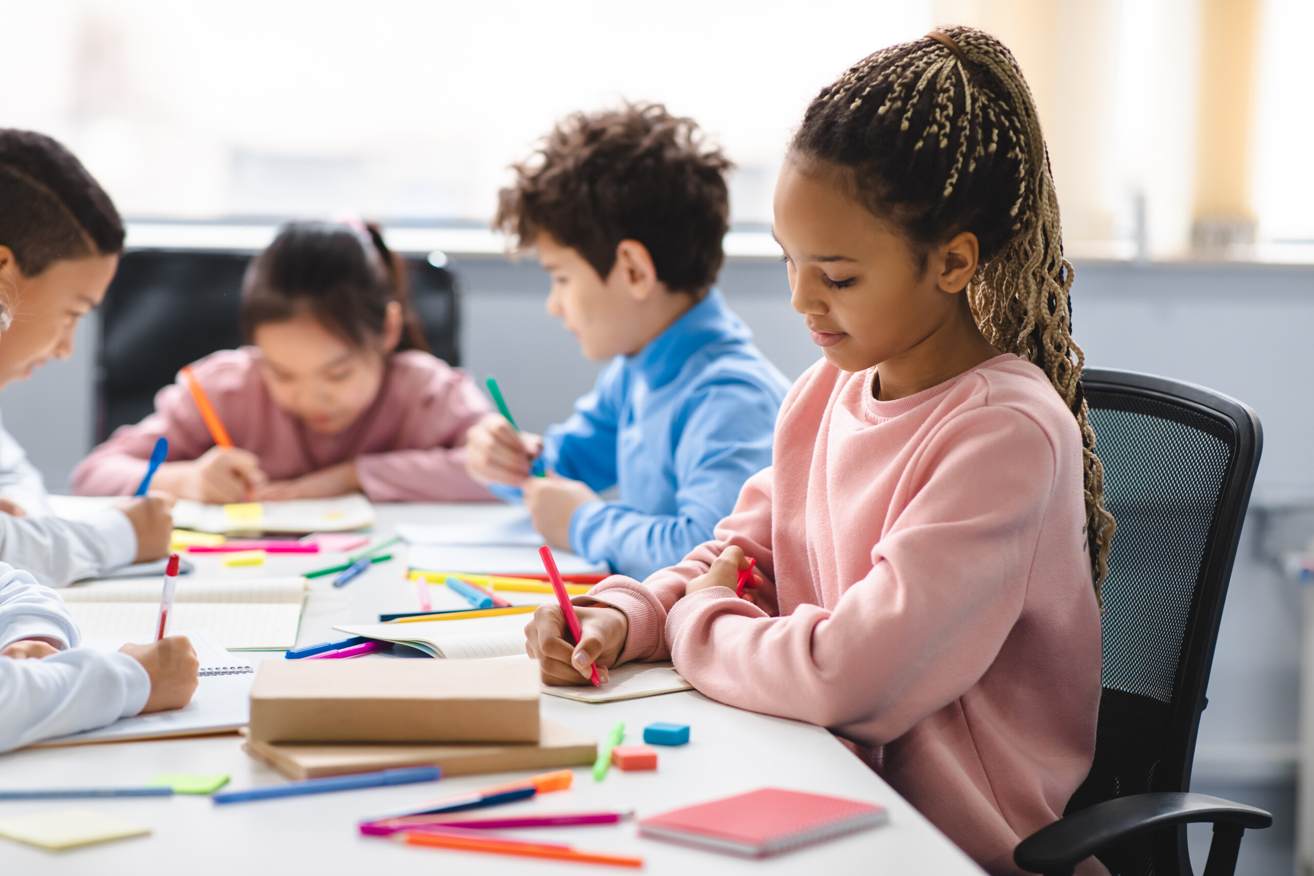 Enfant concentré en train d'écrire