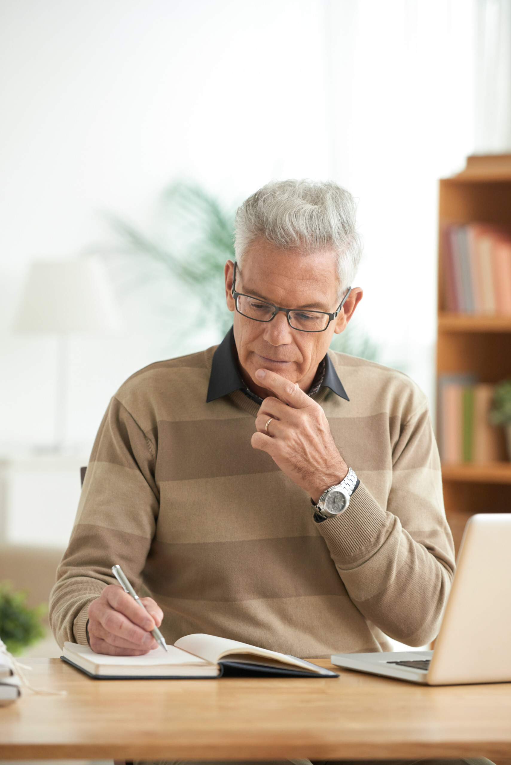 Homme senior concentré